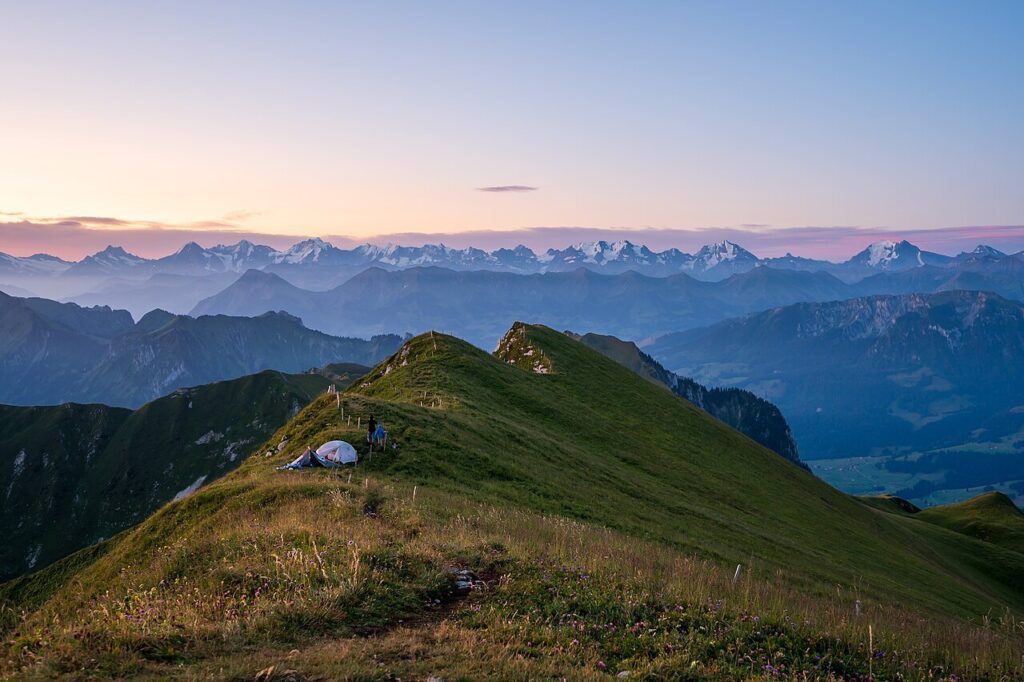 Zelten mit Alpenpanorama: Camping ist in der Schweiz zur festen Ferienform geworden.