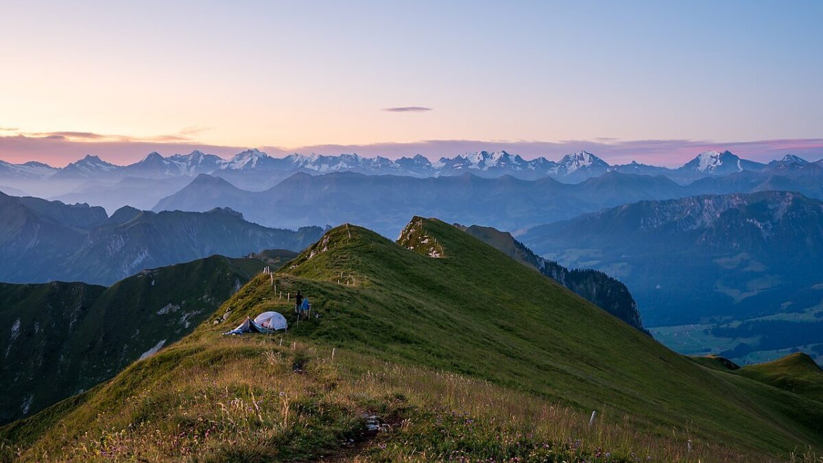 Zelten mit Alpenpanorama: Camping ist in der Schweiz zur festen Ferienform geworden.