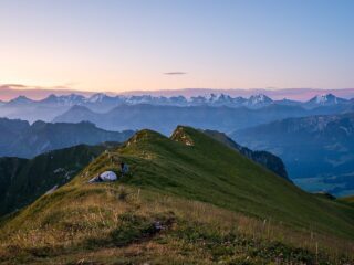 Zelten mit Alpenpanorama: Camping ist in der Schweiz zur festen Ferienform geworden.