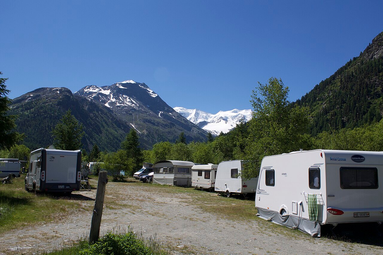 Camping Morteratsch bei Pontresina im Engadin: Wohnwagen und Wohnmobile mit Gletscherblick. Bild: Patrick Nouhailler's…, Wikimedia Commons, CC BY-SA 3.0