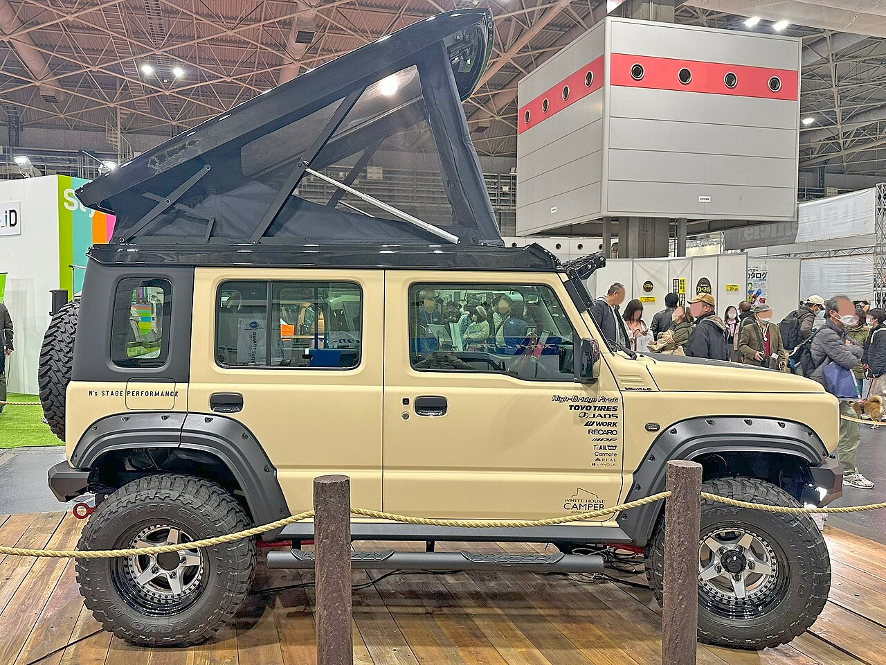 Dachzelt auf einem Suzuki Jimny an der Osaka Camping Car Show 2025: Der Trend passt auf fast jedes Autodach. Bild: Tokumeigakarinoaoshima, Wikimedia Commons, CC0