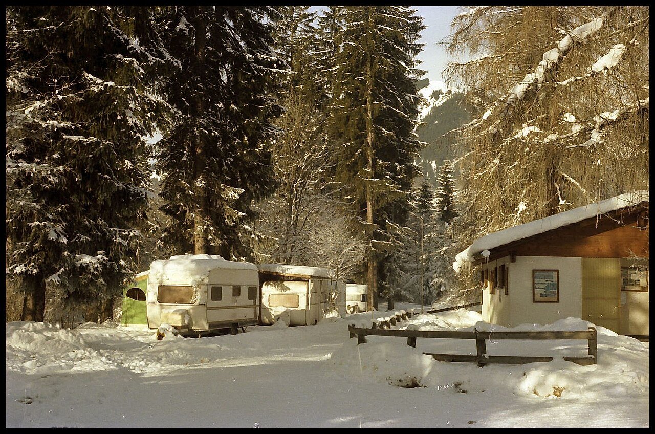 Wintercamping im Wald bei Saanen, Archivaufnahme von 1980: Die Idee ist alt, der Trend ist neu. Bild: Willy Pragher, Wikimedia Commons, CC BY 4.0