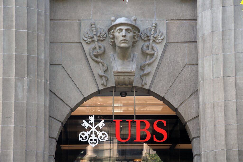 Eingang einer UBS-Geschäftsstelle in Zürich mit Logo
