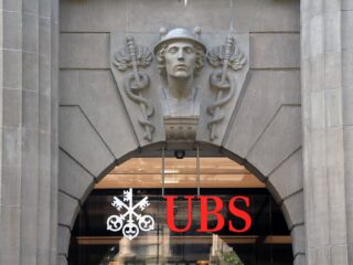 Eingang einer UBS-Geschäftsstelle in Zürich mit Logo