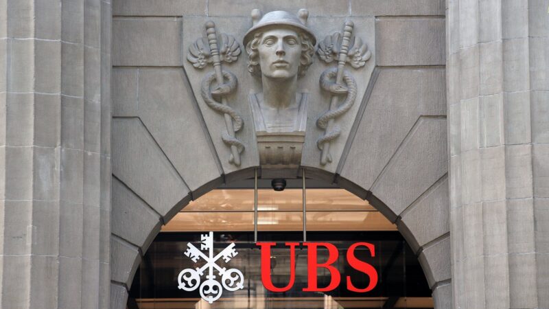 Eingang einer UBS-Geschäftsstelle in Zürich mit Logo