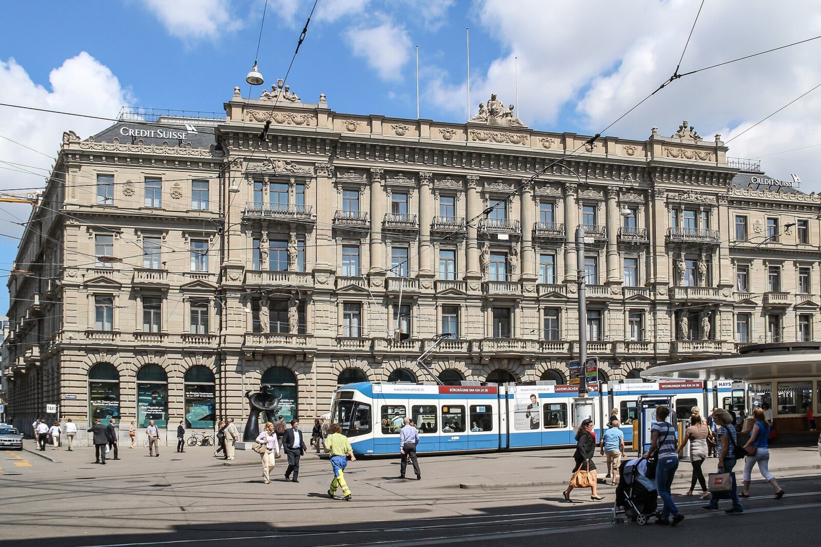 Paradeplatz in Zürich mit Tram