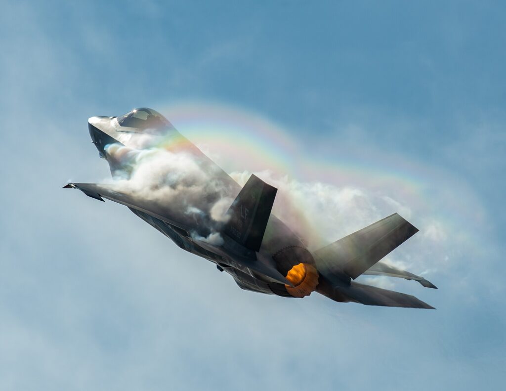 Kampfjet F-35A im Flug mit Kondensationswolke