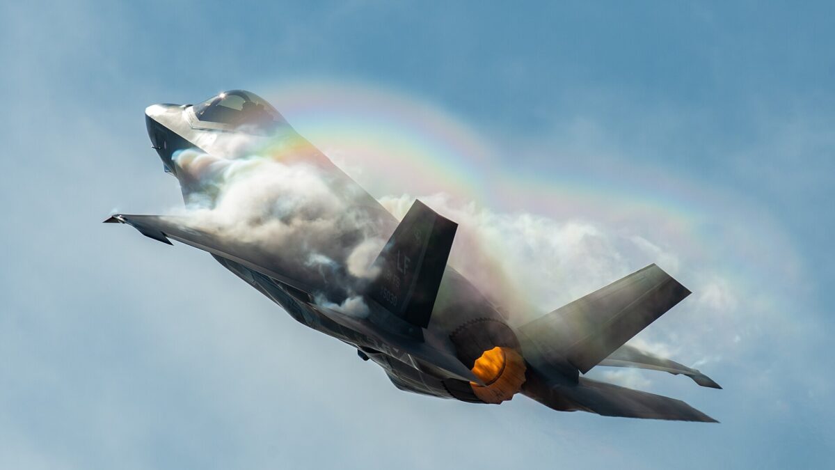 Kampfjet F-35A im Flug mit Kondensationswolke