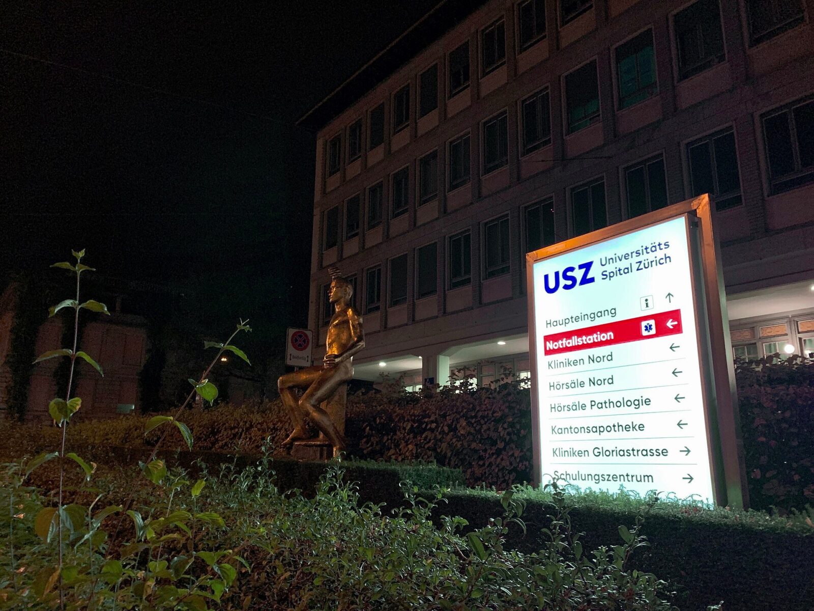 Wegweiser am Universitätsspital Zürich bei Nacht