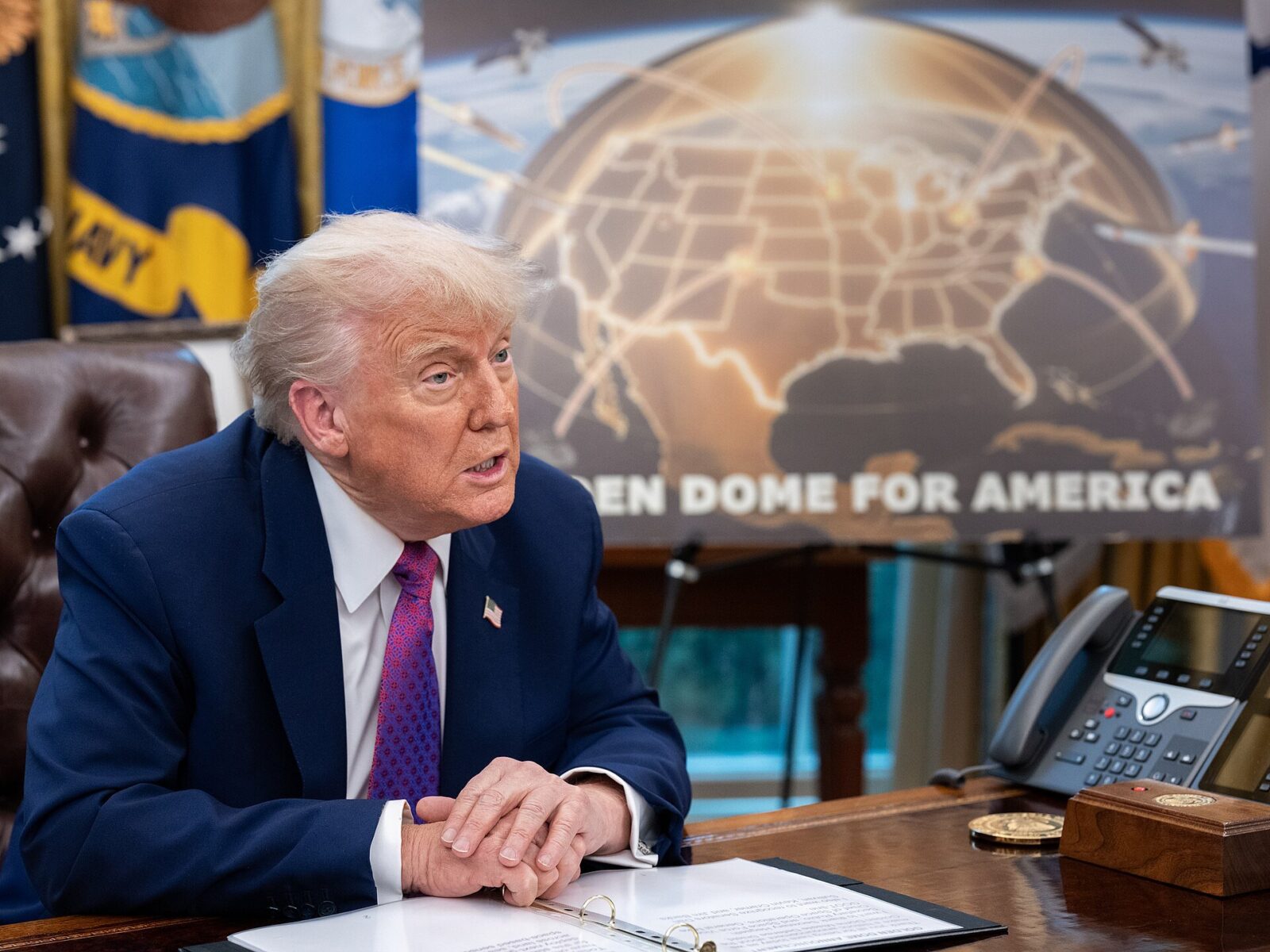 Donald Trump am Schreibtisch im Oval Office