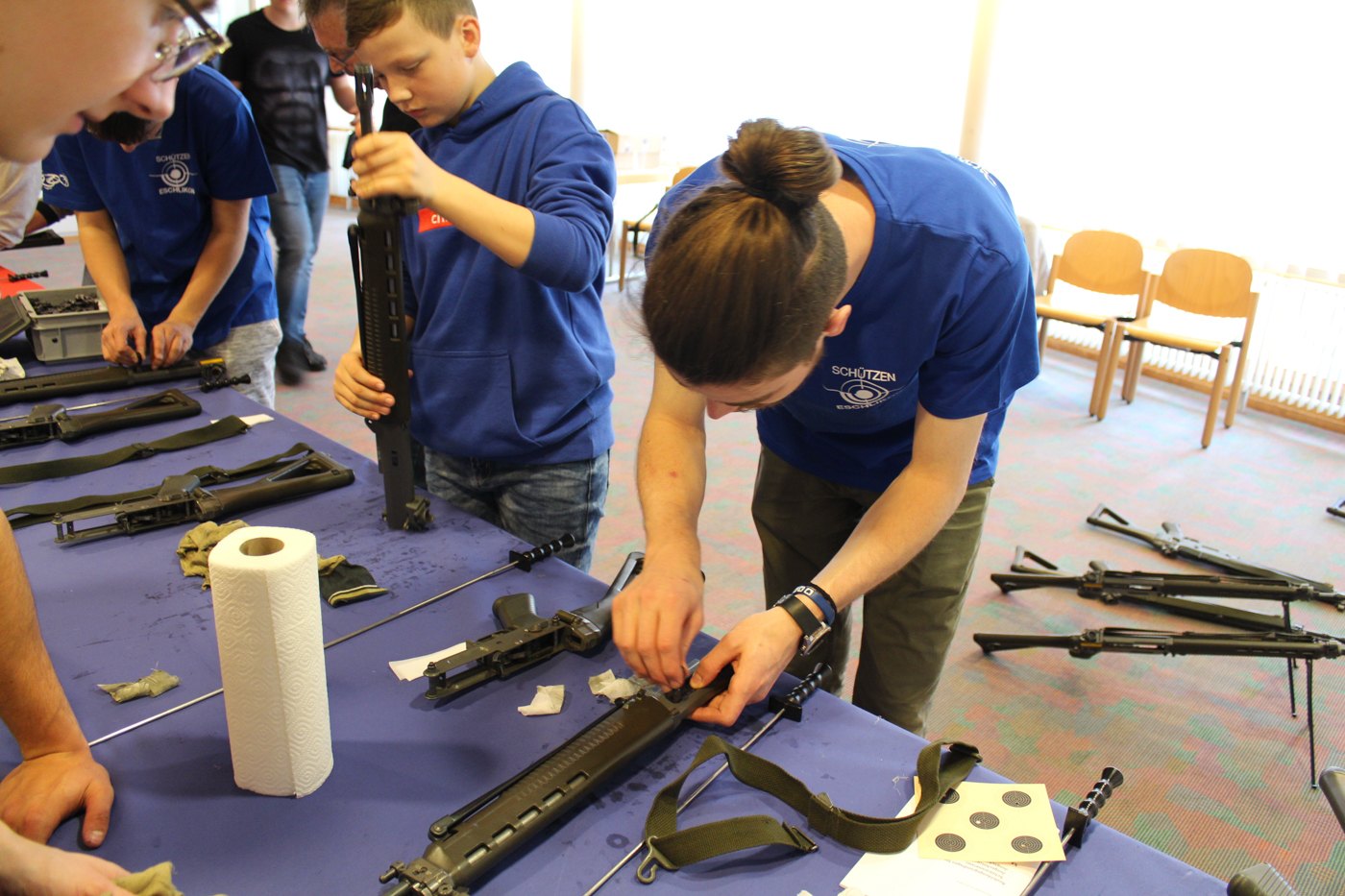 Jungschützen reinigen das Sturmgewehr 90