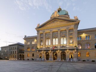 Nordfassade des Bundeshauses in Bern im Morgenlicht