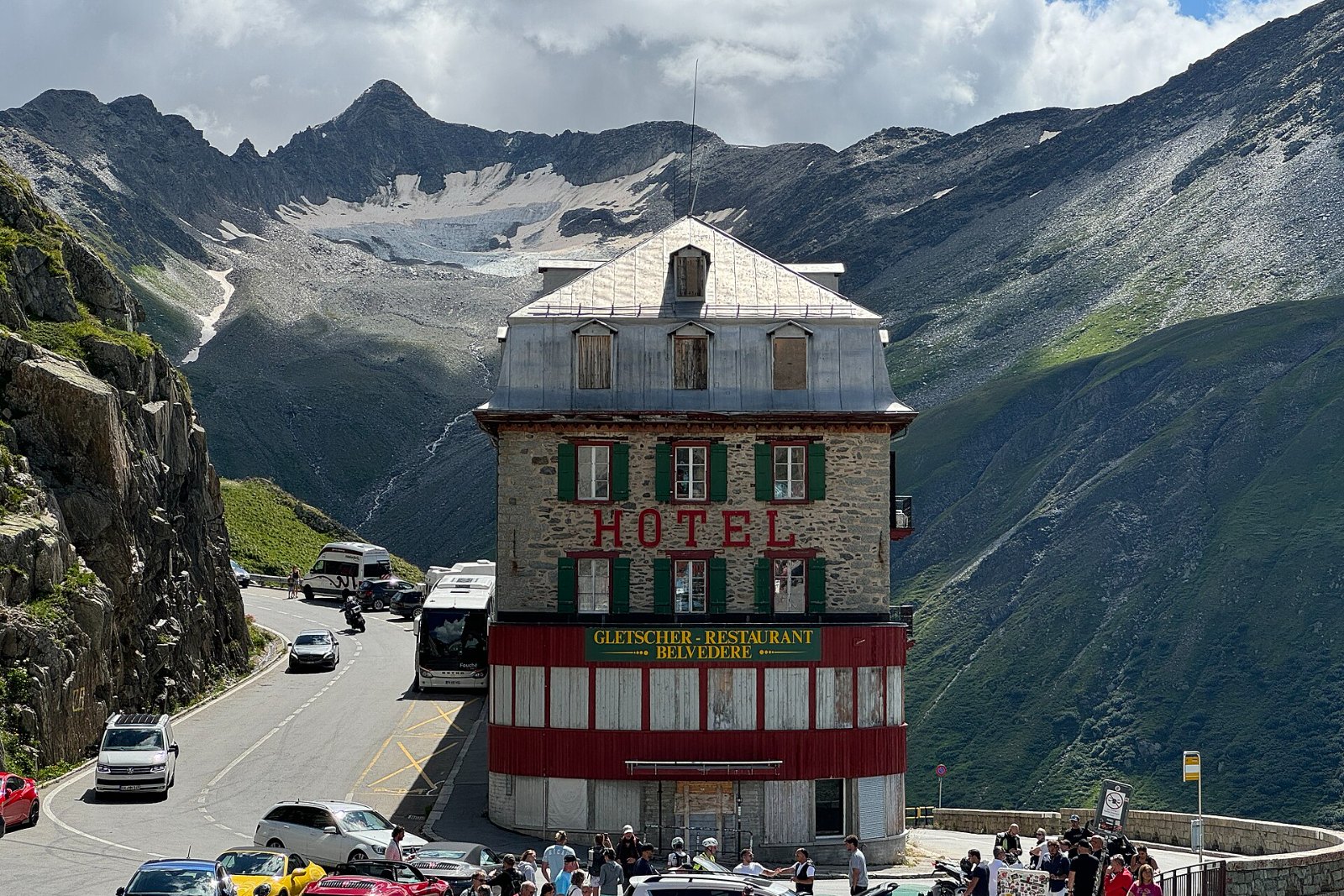 Das Hotel Belvédère an der Furkapassstrasse