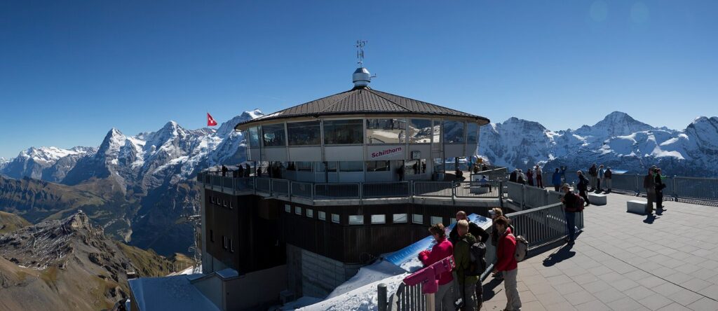 Das Drehrestaurant Piz Gloria auf dem Schilthorn vor dem Alpenpanorama