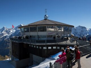 Das Drehrestaurant Piz Gloria auf dem Schilthorn vor dem Alpenpanorama