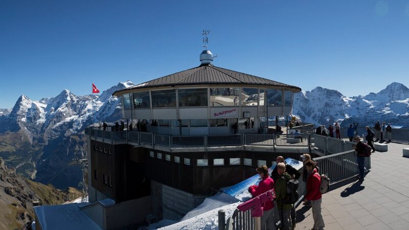 Das Drehrestaurant Piz Gloria auf dem Schilthorn vor dem Alpenpanorama
