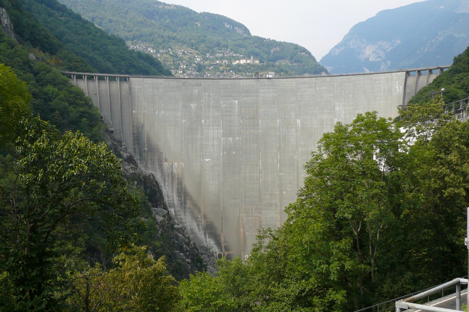 Die Verzasca-Staumauer bei Contra im Tessin