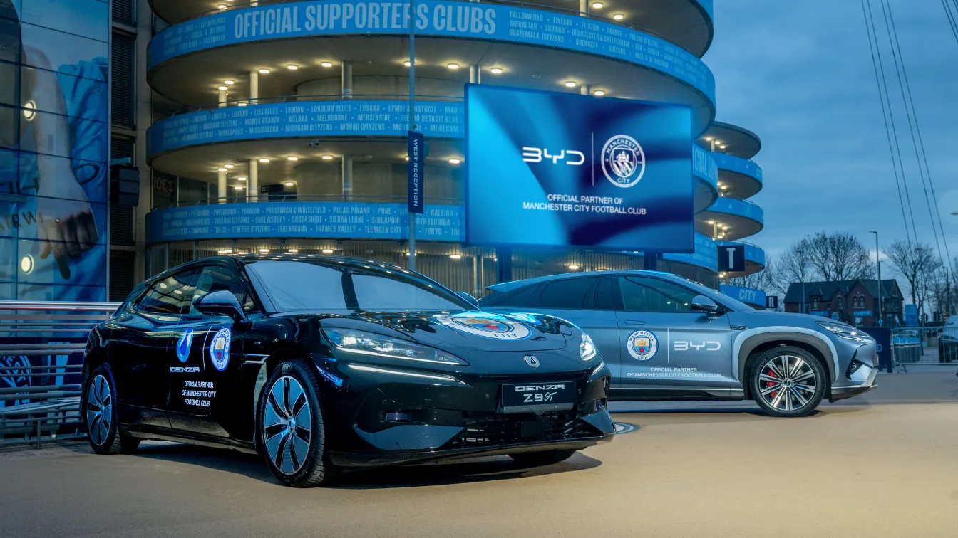 BYD und Denza vor dem Etihad Stadium