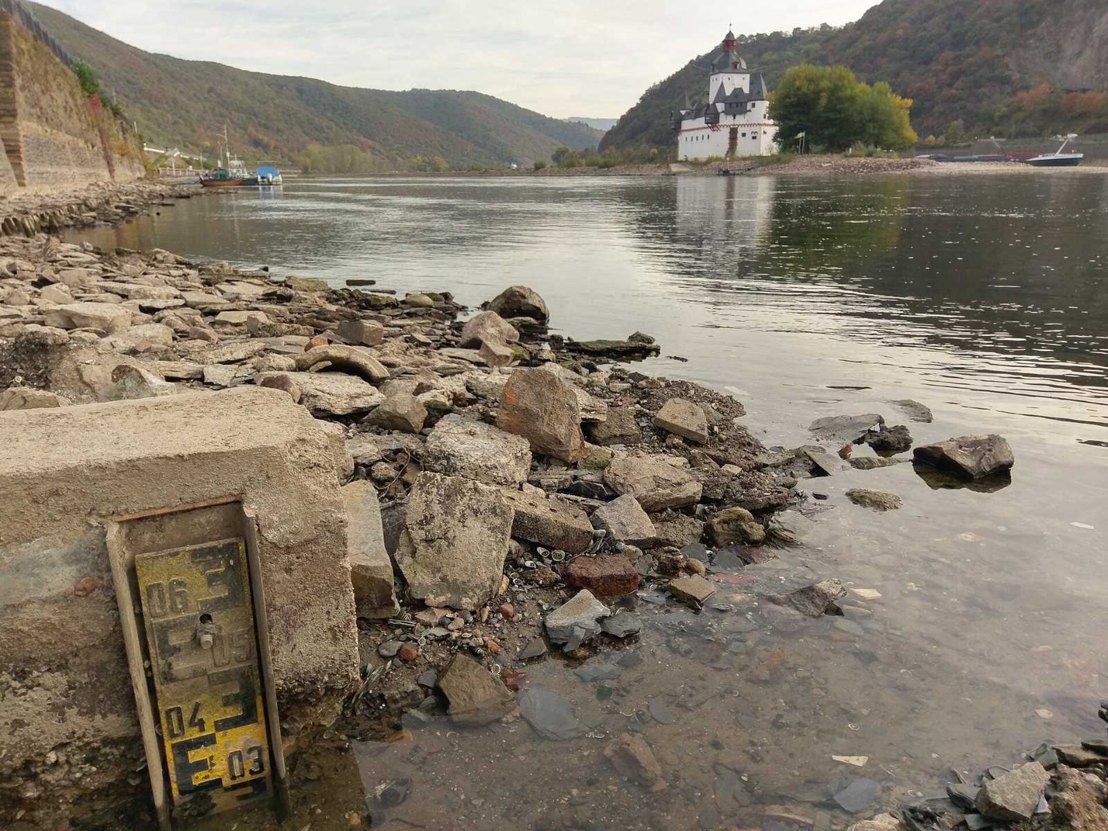 Niedrigwasser am Rhein beim Pegel Kaub im Oktober 2018 mit freiliegendem Flussbett
