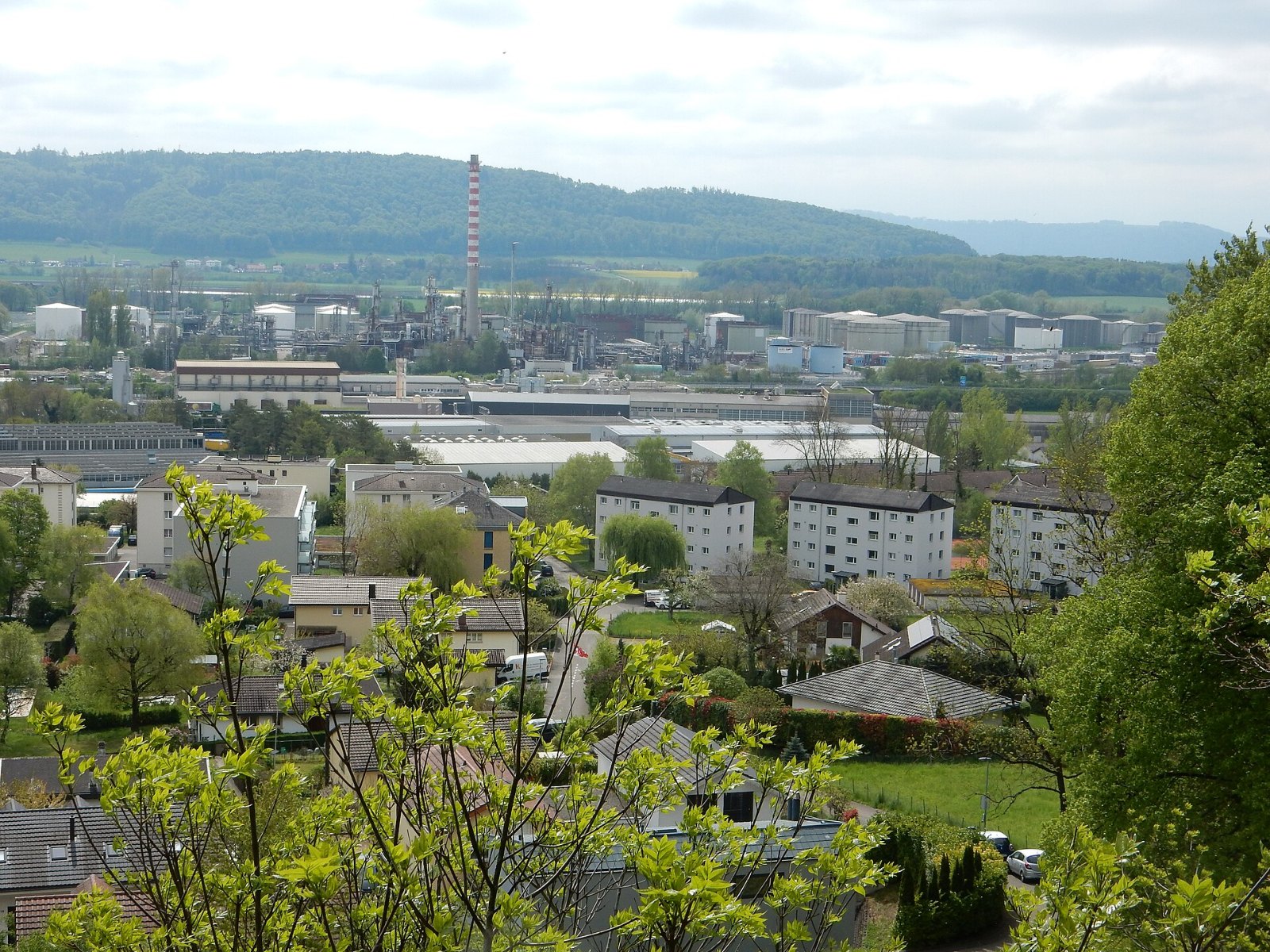 Die Erdölraffinerie in Cressier im Kanton Neuenburg