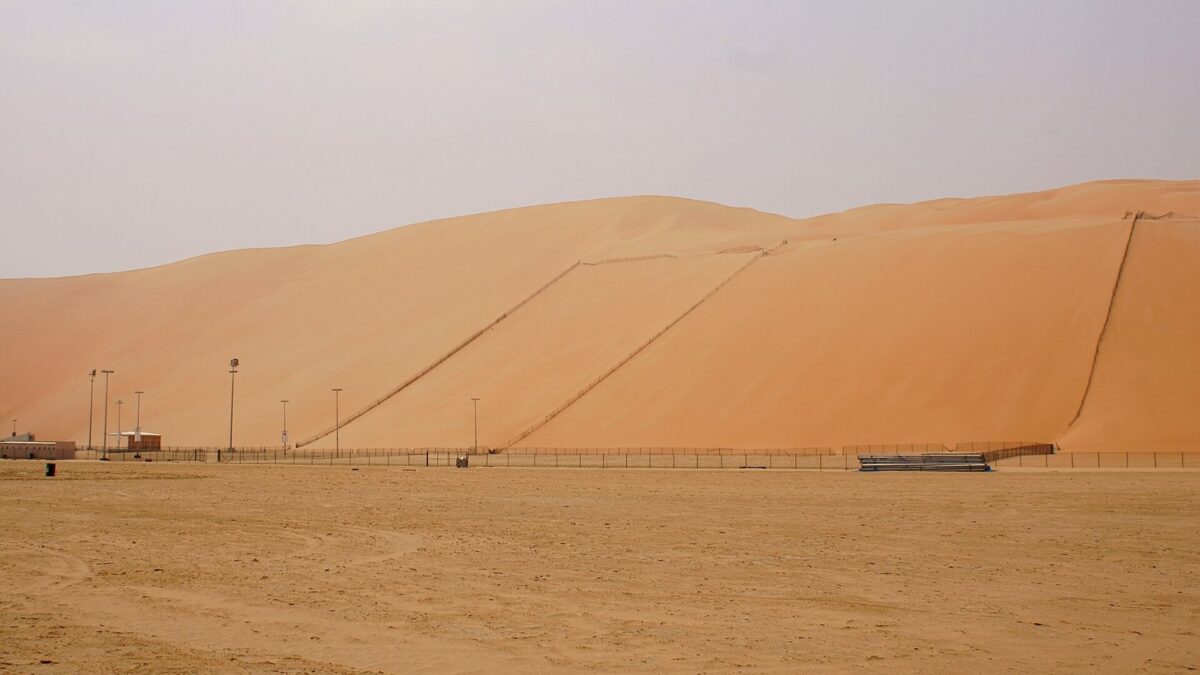 Hohe Sanddünen in der Liwa-Wüste in Abu Dhabi