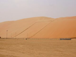 Hohe Sanddünen in der Liwa-Wüste in Abu Dhabi