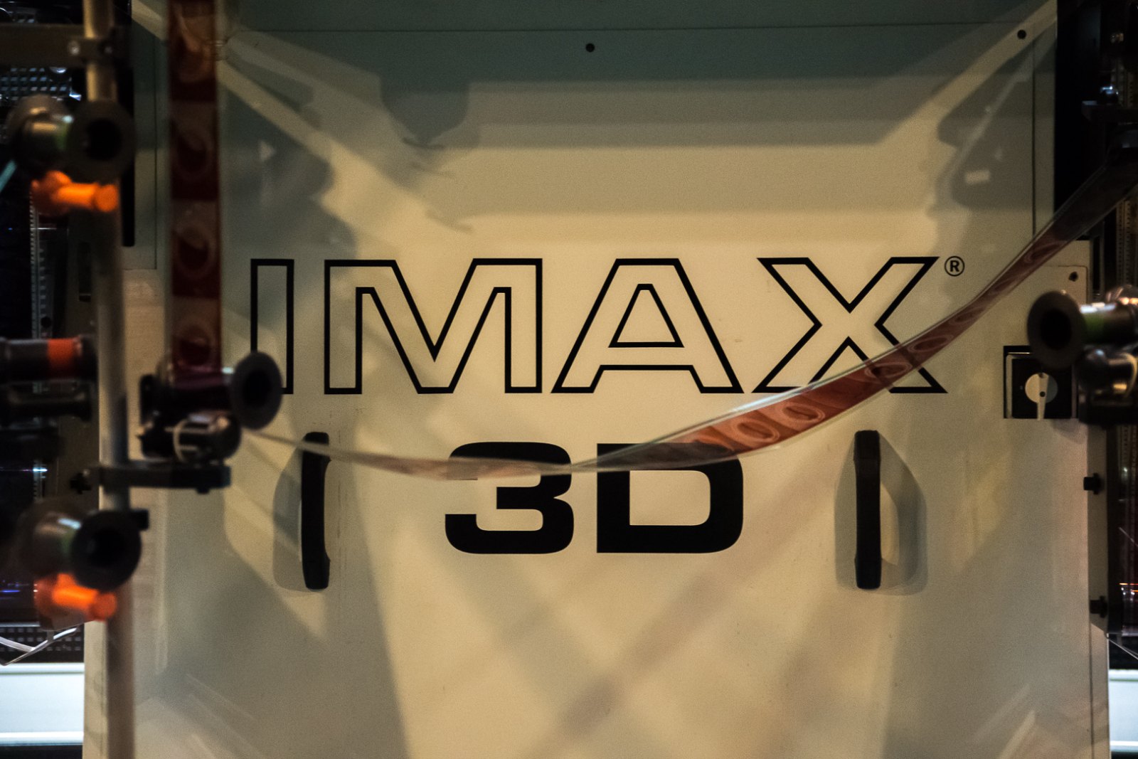 Filmstreifen läuft durch einen IMAX-Projektor