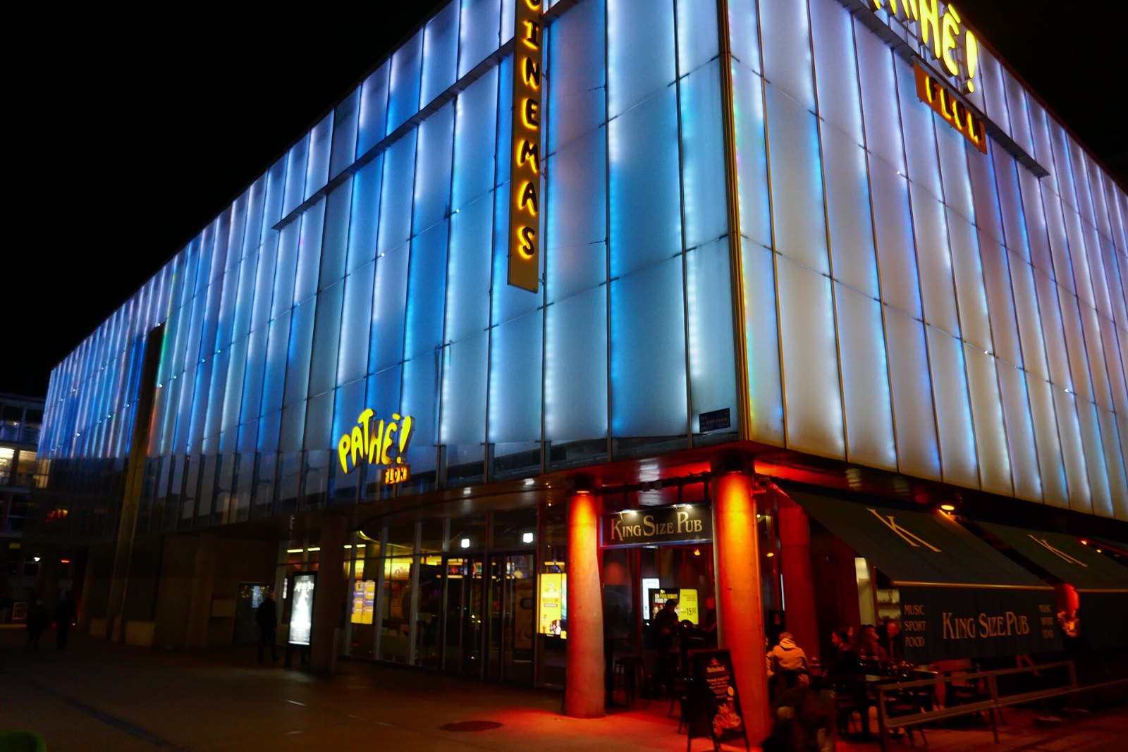 Beleuchtete Fassade des Kinos Pathé Flon in Lausanne bei Nacht