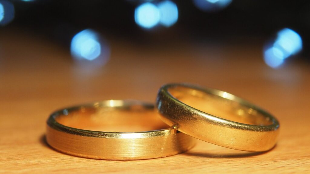 Zwei goldene Eheringe