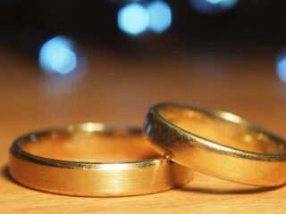 Zwei goldene Eheringe