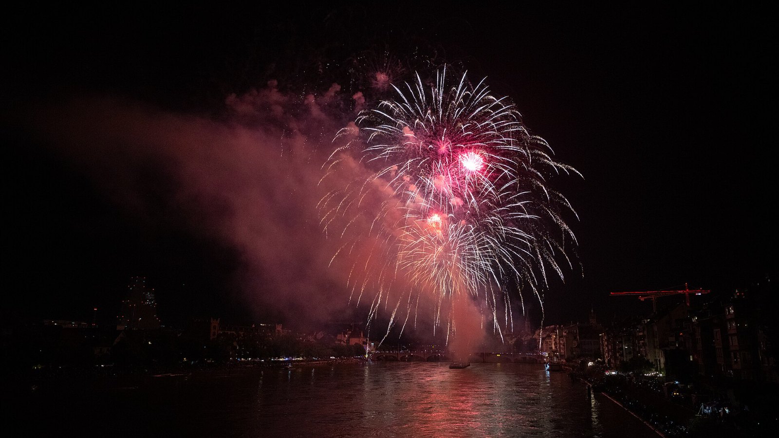 Feuerwerk zur Bundesfeier über dem Rhein in Basel