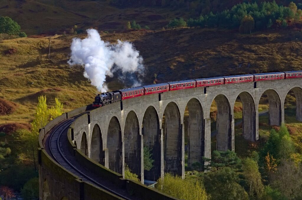 Der Dampfzug The Jacobite auf dem Glenfinnan-Viadukt in Schottland, aus den Filmen als Hogwarts-Express bekannt
