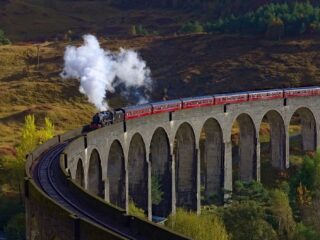 Der Dampfzug The Jacobite auf dem Glenfinnan-Viadukt in Schottland, aus den Filmen als Hogwarts-Express bekannt