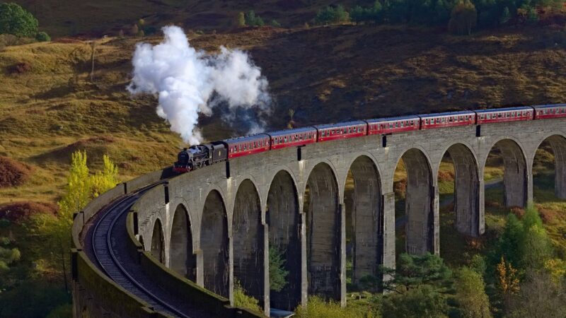 Der Dampfzug The Jacobite auf dem Glenfinnan-Viadukt in Schottland, aus den Filmen als Hogwarts-Express bekannt