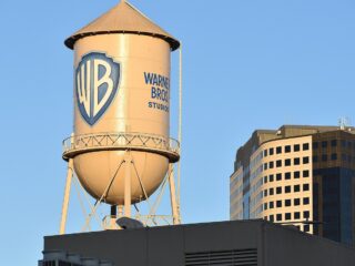 Der Wasserturm auf dem Studiogelände von Warner Bros. in Burbank, Kalifornien