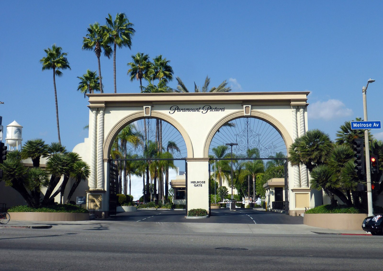 Das historische Tor der Paramount-Studios an der Melrose Avenue in Hollywood