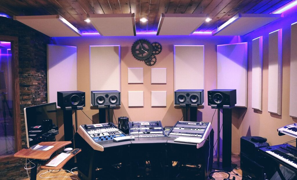 Mischpult und Bildschirme in einem Tonstudio