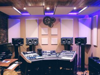 Mischpult und Bildschirme in einem Tonstudio