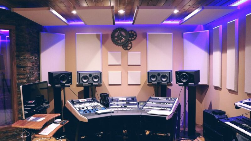 Mischpult und Bildschirme in einem Tonstudio