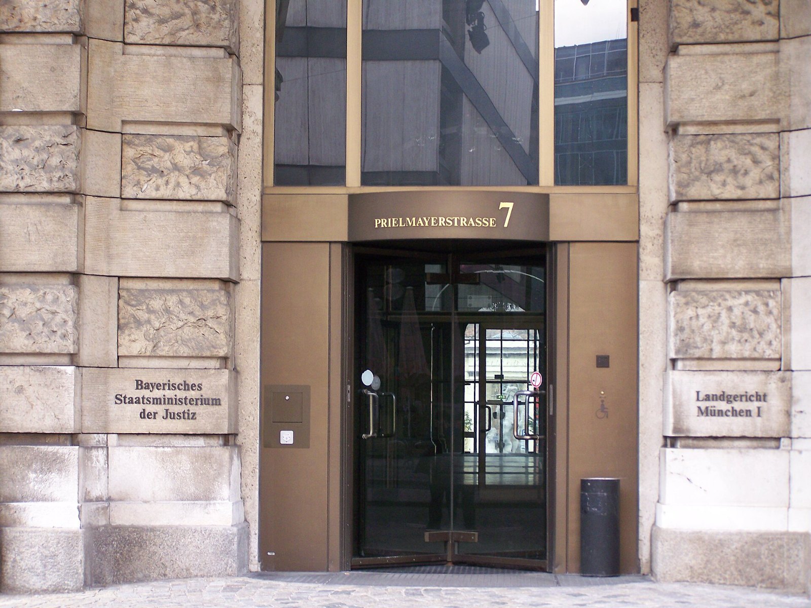 Eingang des Landgerichts München I