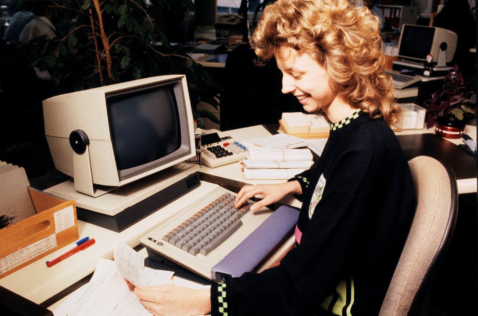Archivbild von 1990: Eine kaufmännische Lernende der Swissair arbeitet an einem Computer