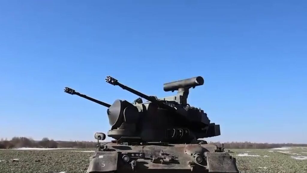Flugabwehrpanzer Gepard der ukrainischen Luftwaffe vor blauem Himmel