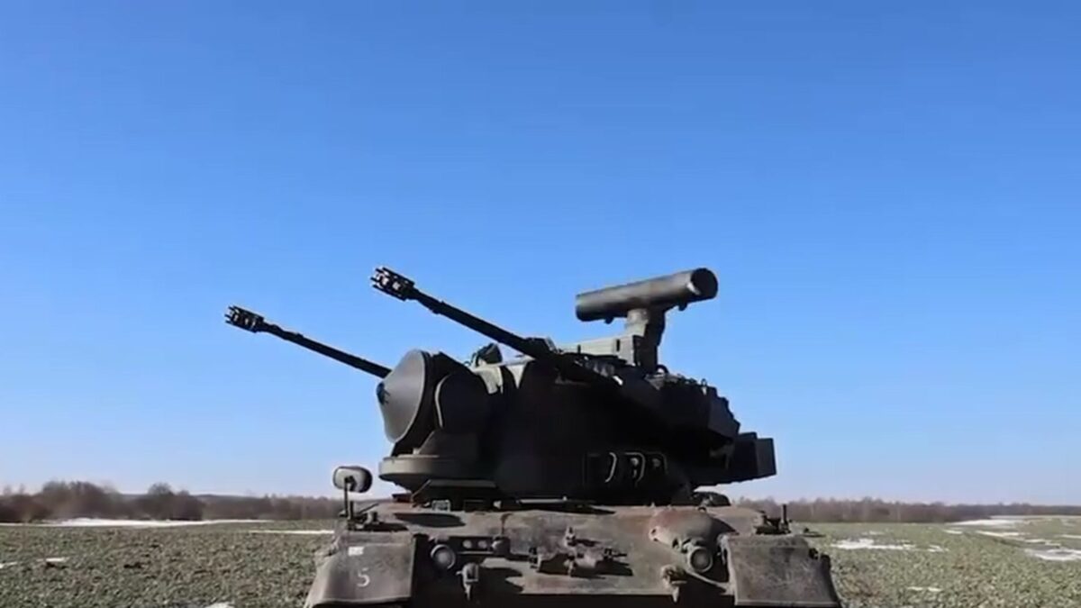 Flugabwehrpanzer Gepard der ukrainischen Luftwaffe vor blauem Himmel