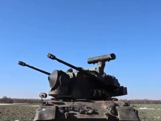 Flugabwehrpanzer Gepard der ukrainischen Luftwaffe vor blauem Himmel