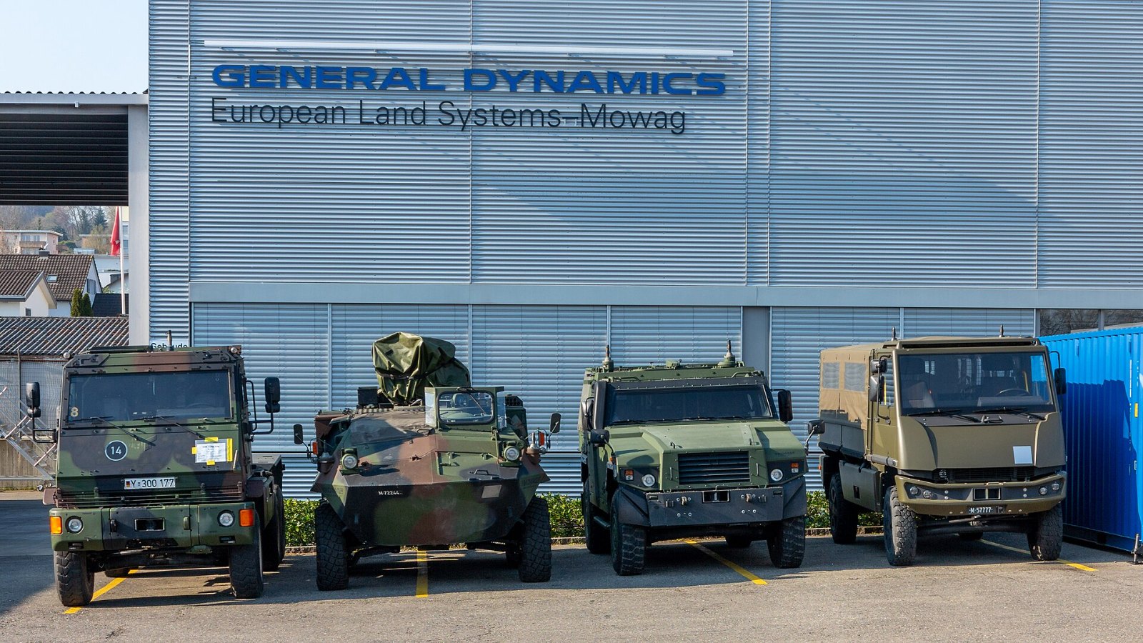Militärfahrzeuge des Herstellers Mowag vor einem Firmengebäude von General Dynamics