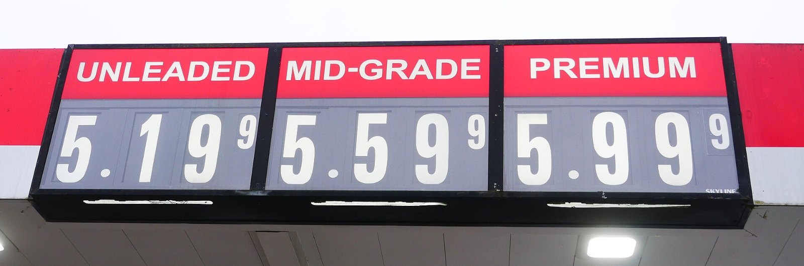 Preistafel einer Tankstelle in Eugene, Oregon, mit Benzinpreisen über 5 Dollar pro Gallone