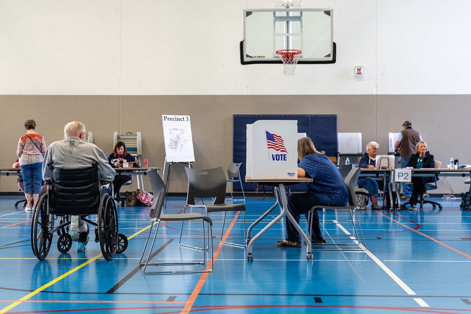 Wählerinnen und Wähler in einem Wahllokal in Wadena, Minnesota, am Vorwahltag 2026