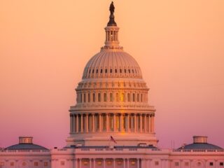 Die Kuppel des Kapitols in Washington im Abendlicht