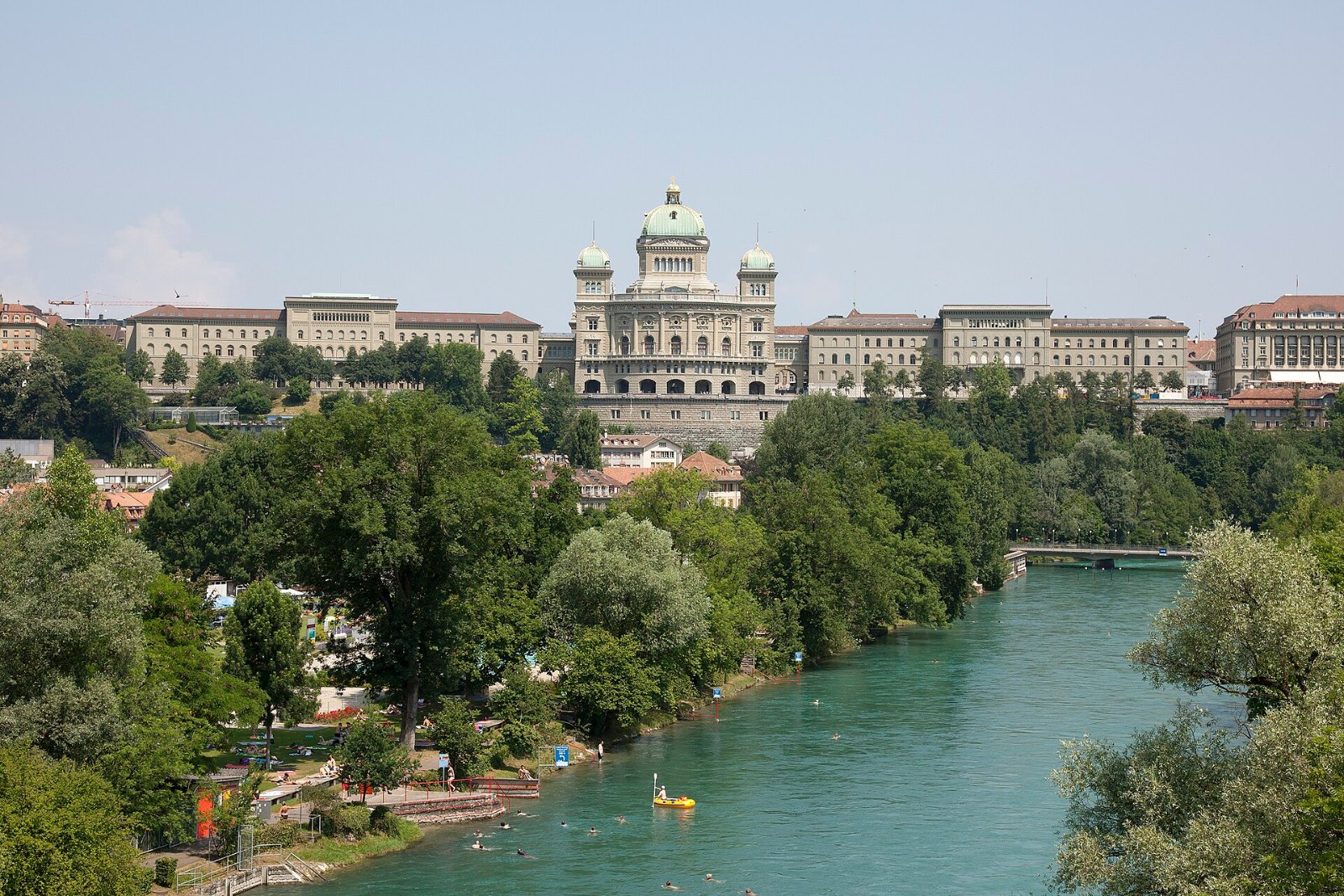 Das Bundeshaus in Bern von Süden über der Aare