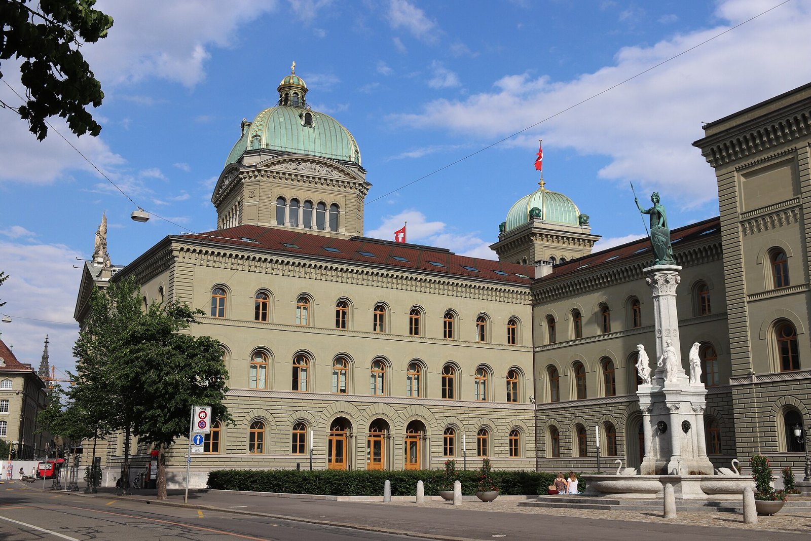 Das Bundeshaus West in Bern mit dem Bernabrunnen